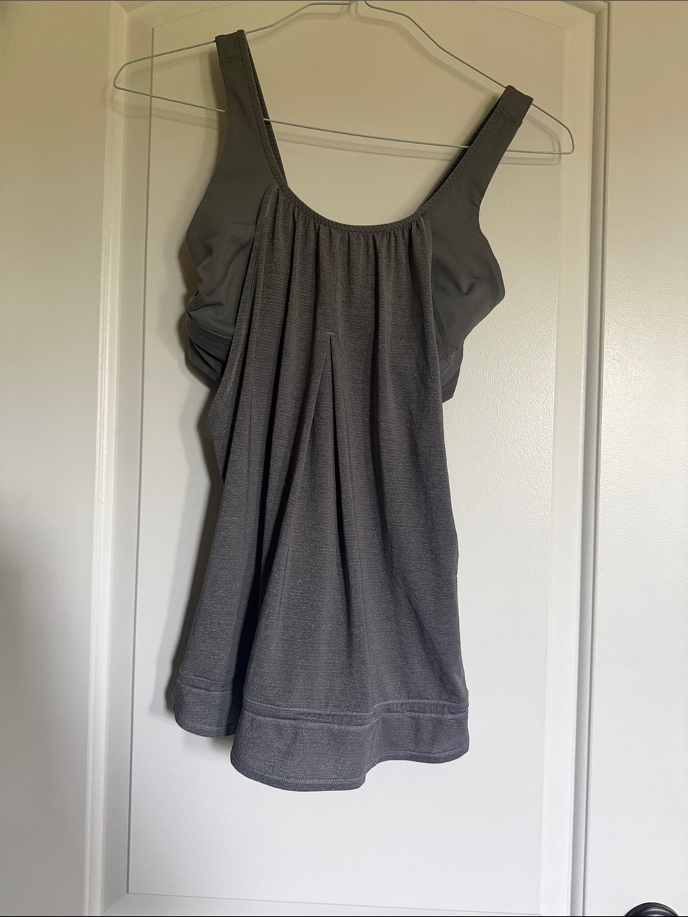 lululemon athletica Gray Scoop Neck Athletic Tank size 6 EUC